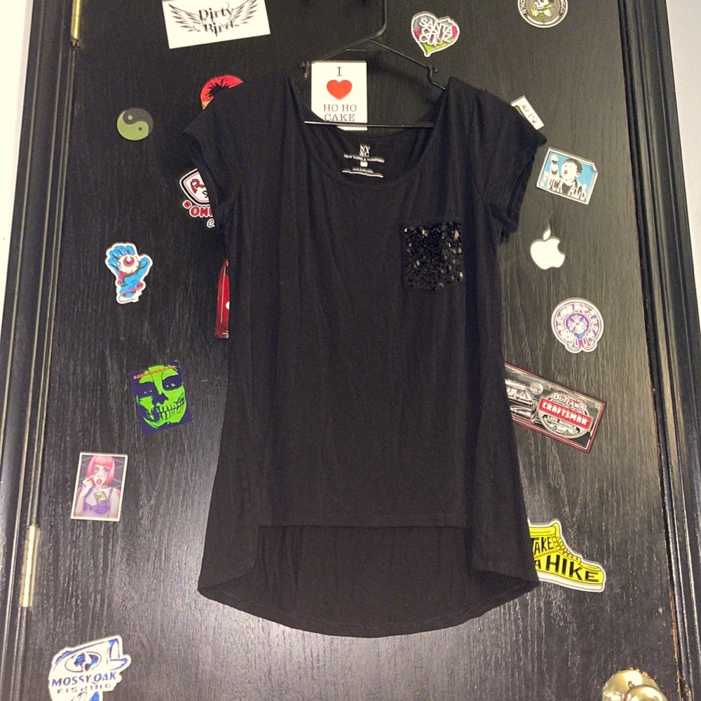 Women’s. Blouse./T-shirt. New York and Company. Black.